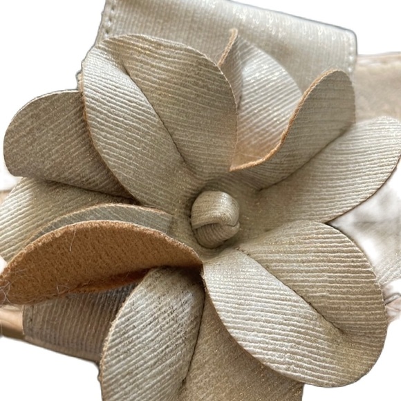 Sz8 BOC Tan wide strap flat sandals with a flower embellishment EUC - Picture 9 of 10